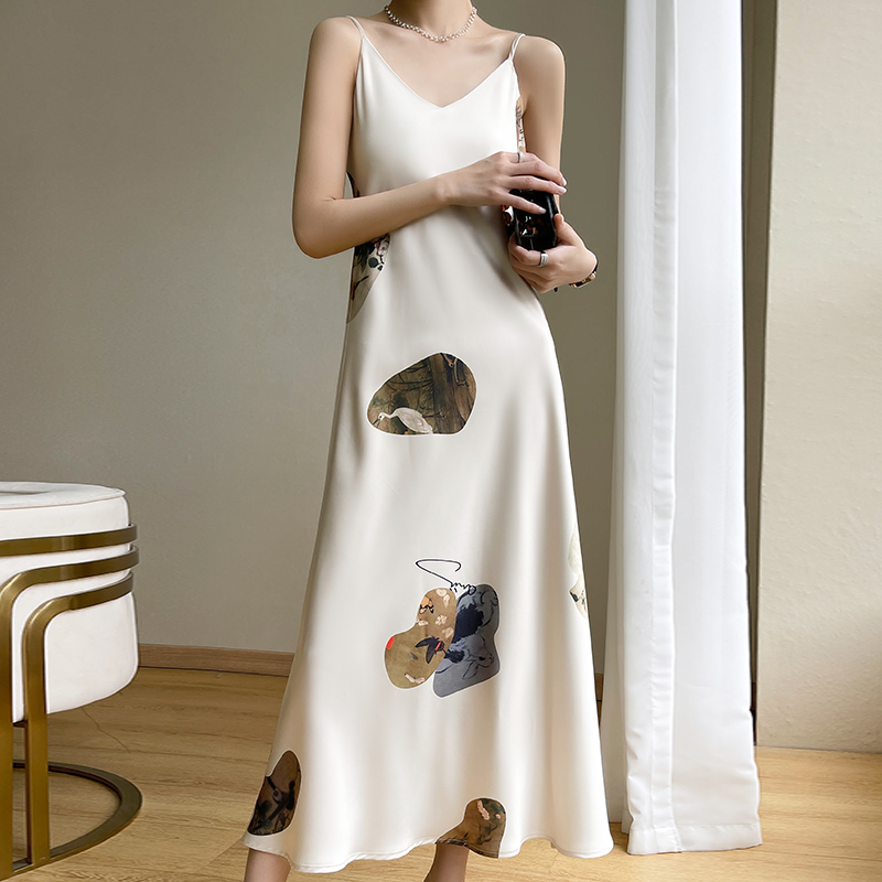 여름 새 실크 Suspender 드레스 디자인 감각 여성 뽕나무 실크 새틴 v-목 인쇄 슬림 기질 미디 스커트
